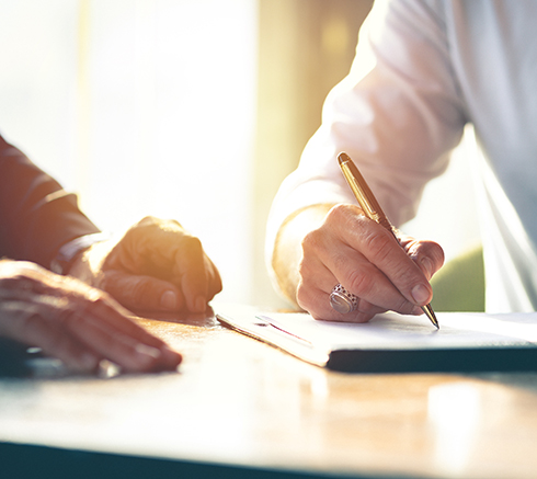 Closeup Businessman signing a contract investment professional d